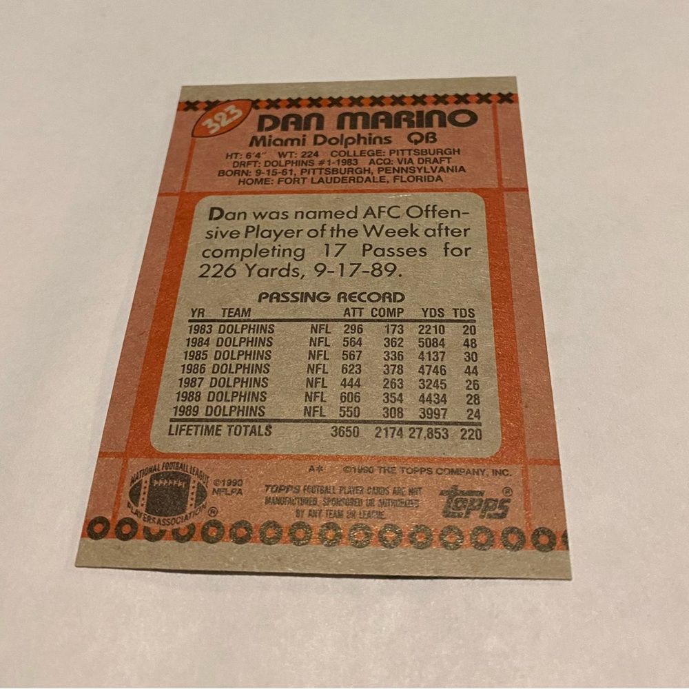 Dan Marino 1990 Topps Football Card Vintage Collectible - Picture 2 of 3